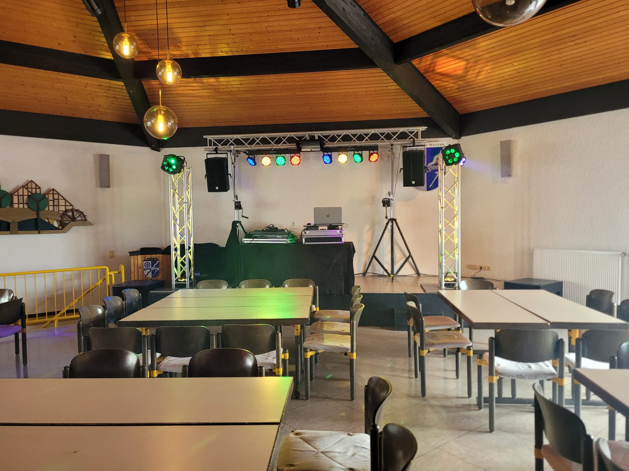 Event-Impression: DJ-Pult und Beleuchtung (6)