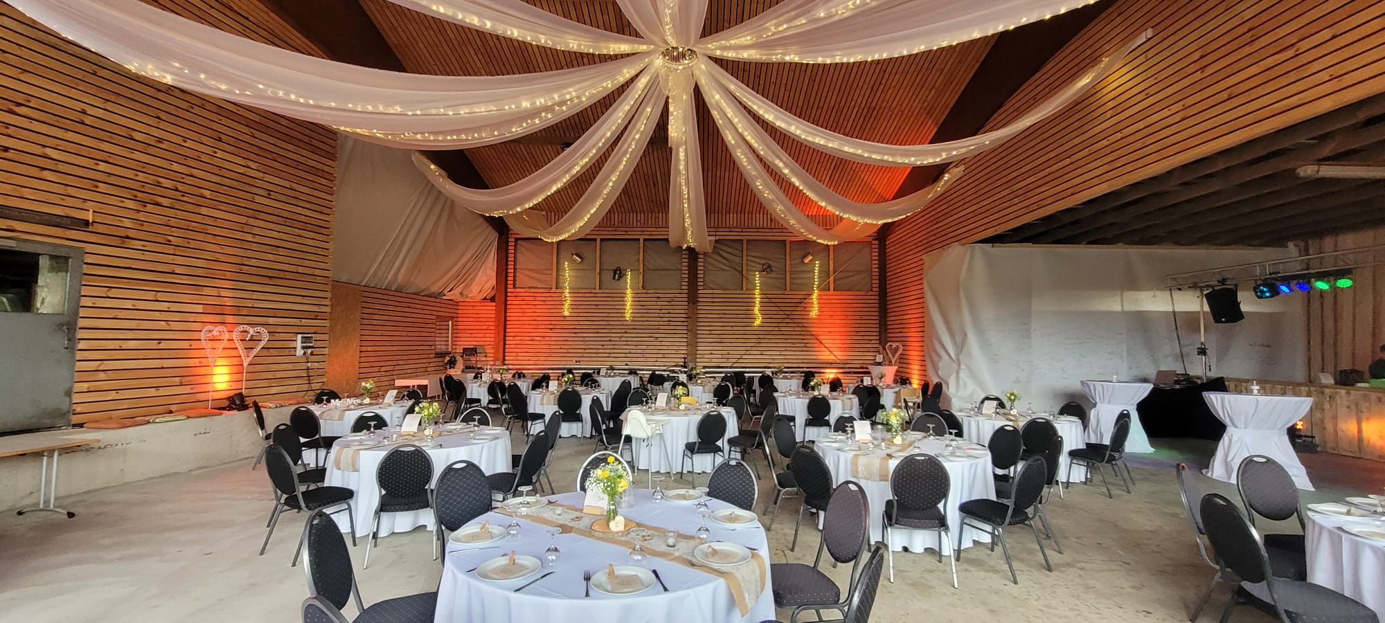 Event-Impression: Saal mit Tontechnik und Licht (7)