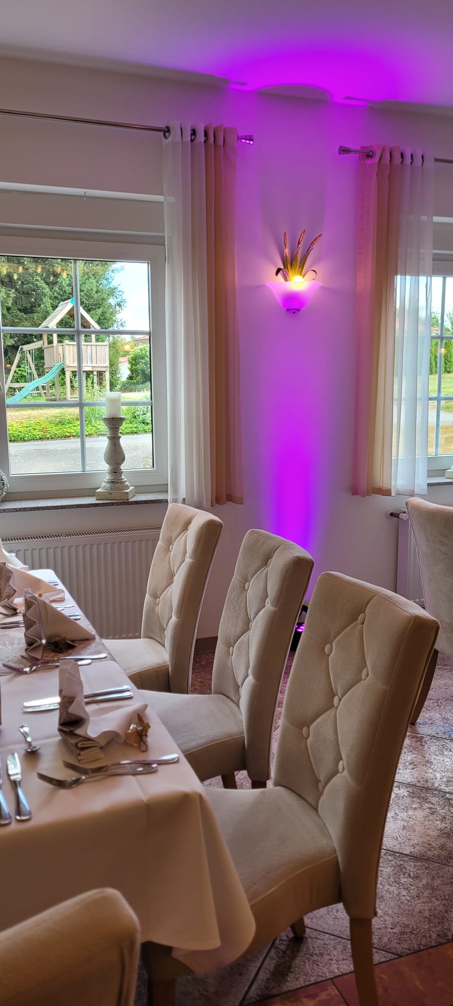 Event-Impression: Beleuchtetes Setup im Hochformat (12)